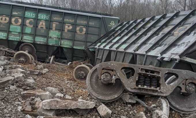 Появились кадры с места крушения поезда в Рязанской области после подрыва полотна